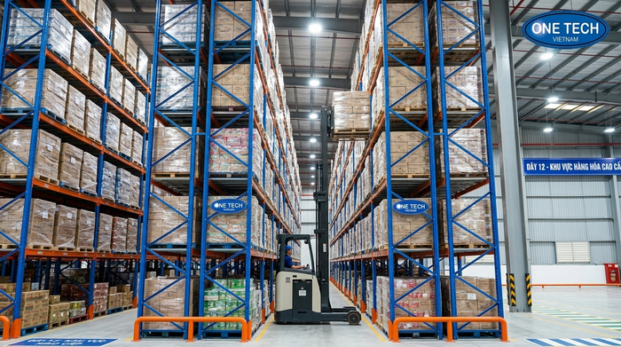 Xe nâng chuyên dụng cho kệ Narrow Aisle Xe nâng chuyên dụng vận hành trong lối đi hẹp của kệ Narrow Aisle